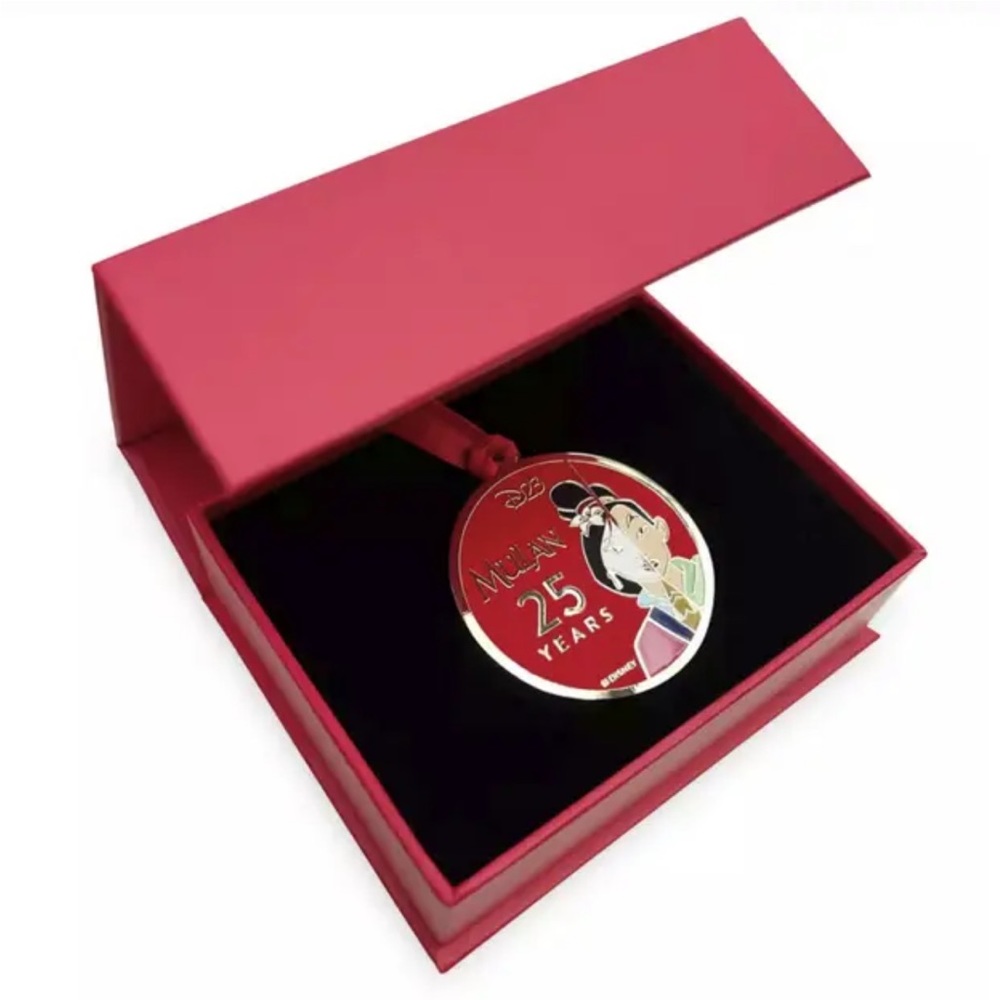 D23-Exclusive Mulan 25th Anniversary Commemorative Emperor's Medallion - NIB
